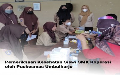 Pemeriksaan Kesehatan Siswi SMK Koperasi oleh Puskesmas Umbulharjo II