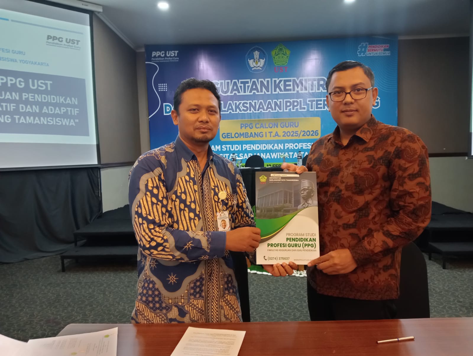 Kepala sekolah SMK Koperasi Yogyakarta bersama Dekan FKIP Universitas Sarjanawiyata Tamansiswa